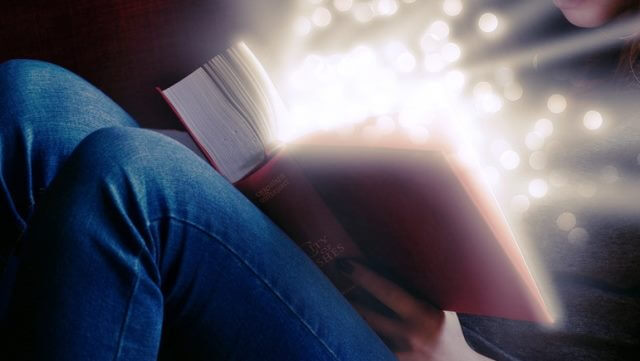 Licht strahlt aus einem Buch heraus/Light shines out of  a book