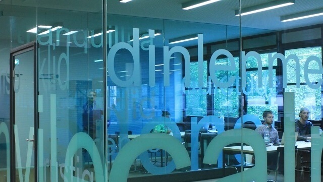 Diskussionsraum eins mit gläsernen Wänden/Discussion room one with glass walls