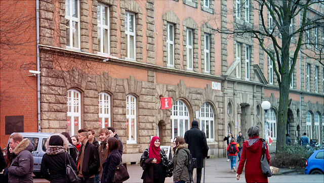 Studierende vor dem Gebäude Allende-Platz 1 ("Pferdestall")