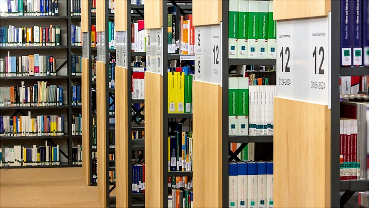 Medienbestand/Collections Bücherregale/Shelves with books