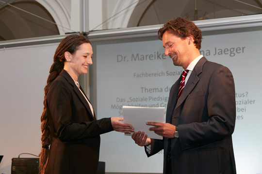 Die Absolventin Dr. Mareike Christina Jaeger und der Direktor der Graduate School Prof. Dr. Timo Busch Die Absolventin Dr. Mareike Christina Jaeger und der Direktor der Graduate School Prof. Dr. Timo Busch