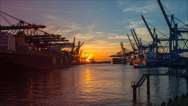 Der Hamburger Hafen bei Sonnenuntergang