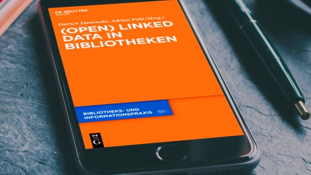 E-Publikationen/ePublications Smartphone auf einem Tisch mit Open Linked Data auf demTouchscreen/Smartphone on a table with Oplen Linked Data on the screen
