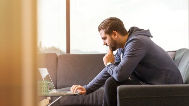 Beschaffen/Providing Mann vor Laptop/Man in front of a laptop