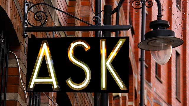 Stichwörterverzeichnis/Subject index Ask-Schild an einer Häuserwand/Ask sign on housewall