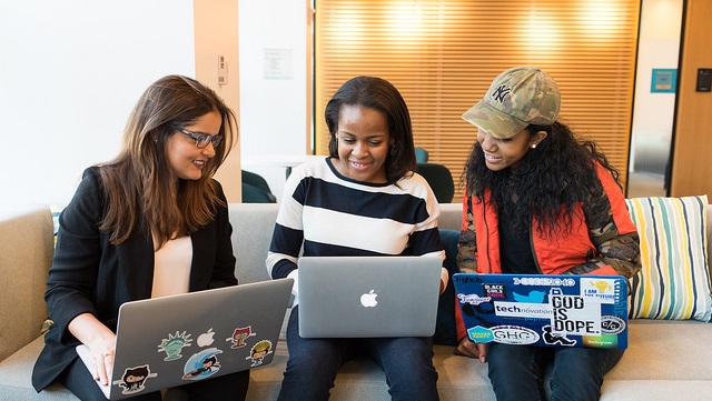 Zeitschriften/Journals Drei Frauen mit Laptops/Three women working on laptops