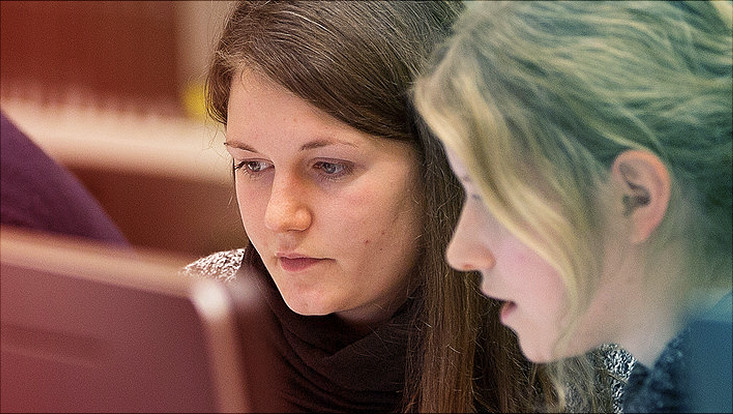 Studentinnen am Computer