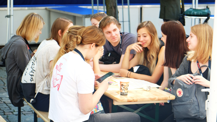 JKW-Studierende in der Kaffeepause auf der NR-Konferenz