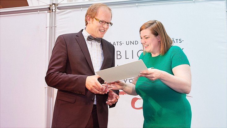Senatorin Katharina Fegebank überreicht den Hamburger Lehrpreis an Dr. Felix Boor