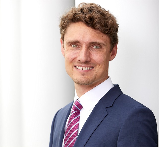 Dieses Bild ist ein Portrait von Prof. Dr. Jonas Schreyögg