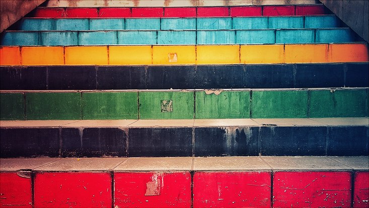 Das Bild zeigt bunte Stufen in Nahaufnahme.