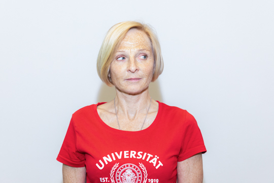 Blick Stafette: Schritt 2 Übung zur Augenentspannung: Blick Stafette - Eine Frau blickt nach rechts.