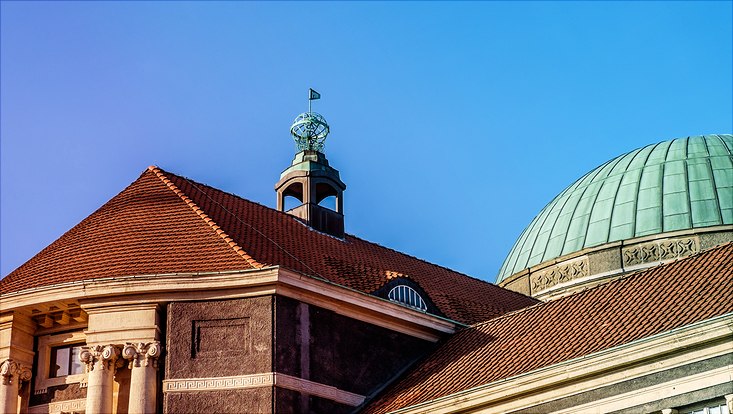 Hauptgebäude der Uni