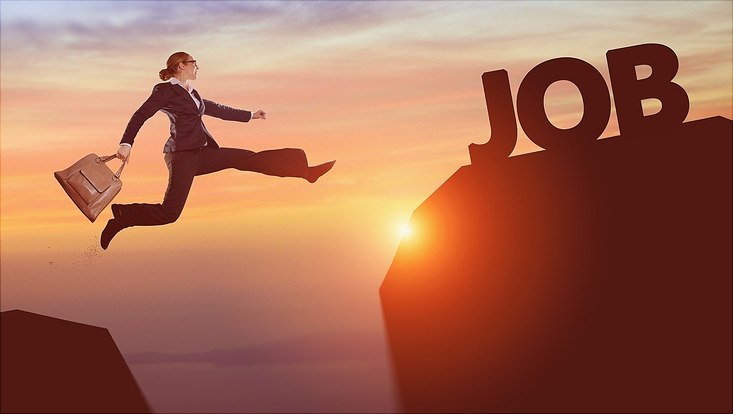 Frau springt von Felsen zu Felsen; auf einem steht "Job"