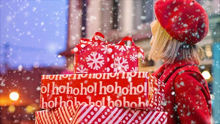 Weihnachtseinkäufe im Schnee