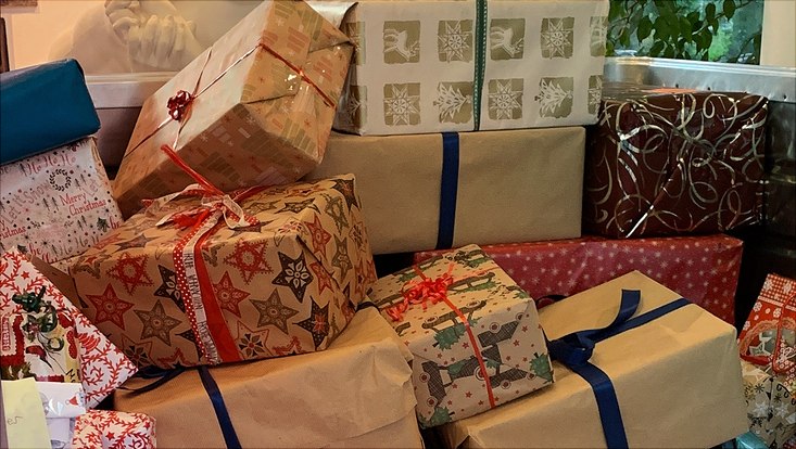 Bunte Geschenke aufeinandergestapelt