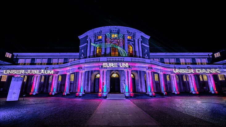 Das illuiminierte Hauptgebäude