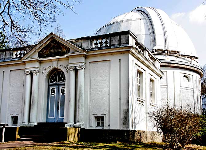 sternwarte Weißes Gebäude der Hamburger Sternwarte mit Refraktor