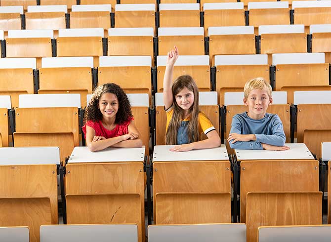 kinderuni drei Kinder im Hörsaal