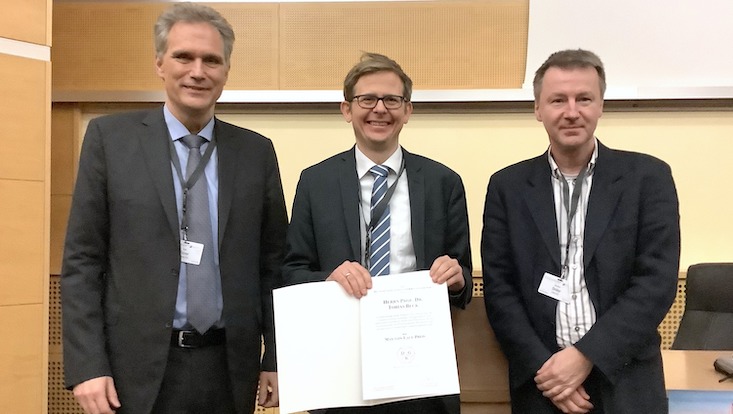 Prof. Tobias Beck (Bildmitte) wurde für die Entwicklung neuartiger kristalliner Materialien ausgezeichnet.
