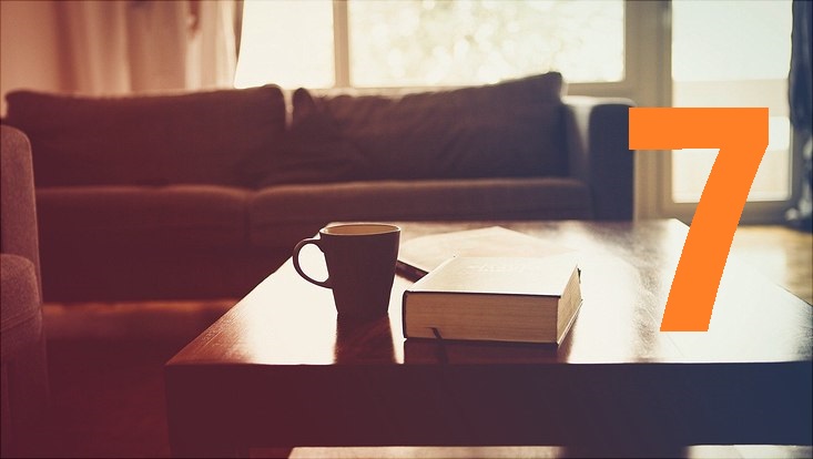 Sofa mit Couchtisch