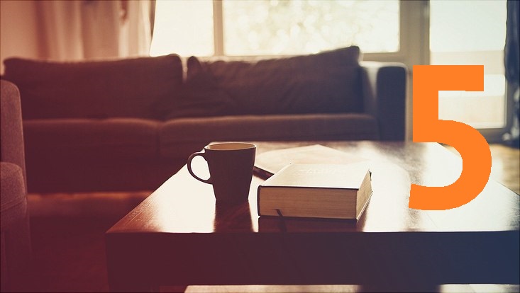 Sofa mit Couchtisch