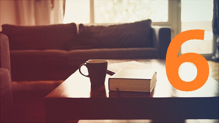 Sofa mit Couchtisch