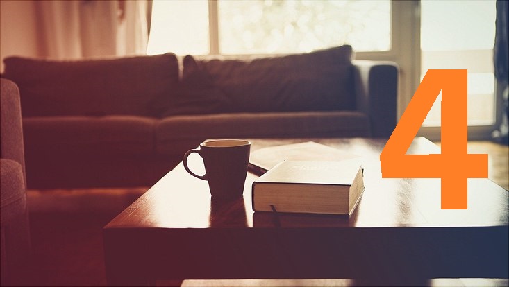 Sofa mit Couchtisch