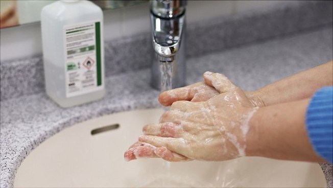 Händewaschen, Abstandhalten: Setzen die Menschen die von der Politik empfohlenen Maßnahmen um?