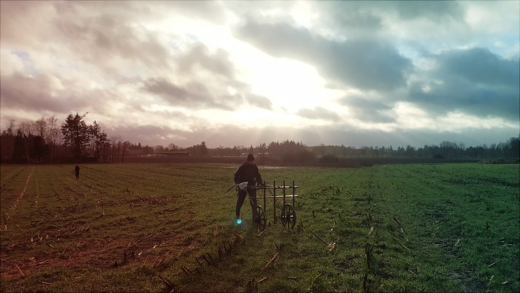 Lorenz Luick bei Messungen mit dem Geomagnetik-Gerät.