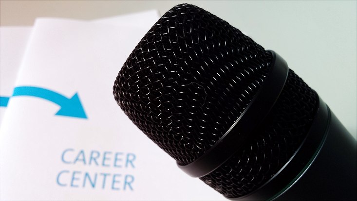 Mikrofon vor einem Titelblatt des Career Center-Programmhefts mit der Aufschrift "Career Center"