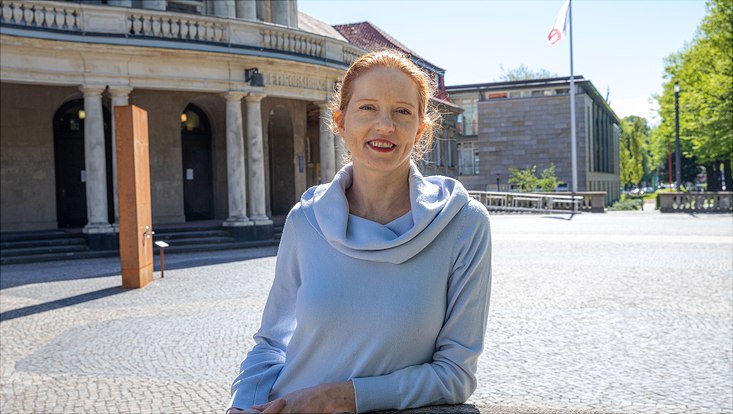 Prof. Dr. Merike Blofield vor dem Hauptgebäude der Universität Hamburg