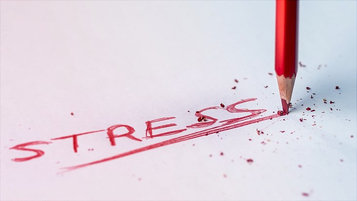 Roter Stift der Stress schreibt
