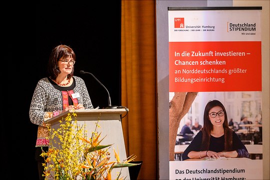 Frau Dr. Andrea Schultze, Leiterin der Geschäftstelle Deutschlandstipendien der Universität Hamburg Frau Dr. Andrea Schultze, Leiterin der Geschäftstelle Deutschlandstipendien
