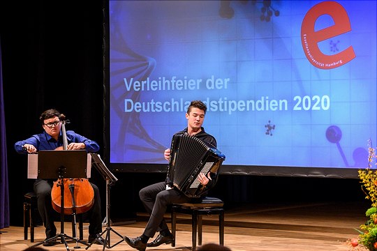 Musiker: Herr Medina (Violoncello) und Herr Roth (Akkordeon) Musiker