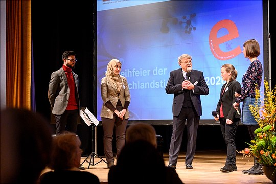 Interview: Kira Offen und Carlotta Reinhardt stellen Fragen an Prof. Dr. Hans-Ulrich Moritz, Vorstand der Jung-Stiftung für Wissenschaft und Forschung Nada Madkhana und Mounes Kulthoum, Deutschlandstipendiaten der Mediz Interview