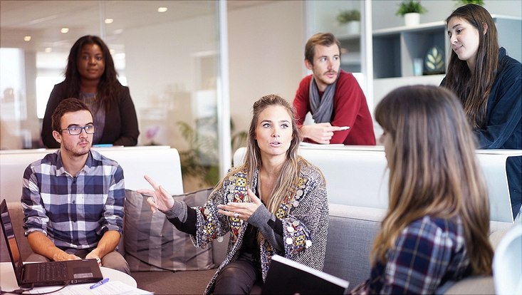 Divers zusammengesetztes Team diskutiert miteinander