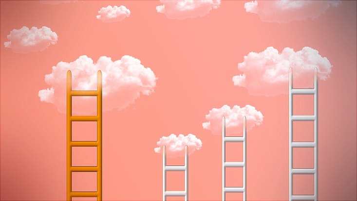 Illustration von mehreren Leitern, rosa Hintergrund und Wolken