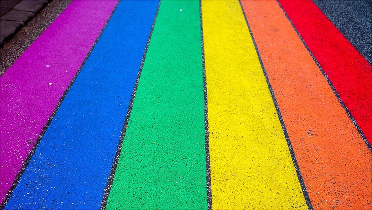 Regenbogenflagge mit Kreide auf Straße gemalt