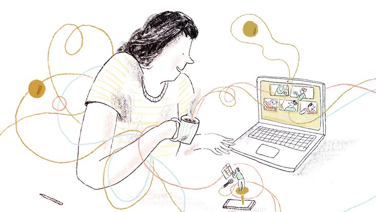 Eine Frau sitzt mit Kaffeetasse vor ihrem Laptop, in welchem sich verschiedene Personen via Konferenz-Tool unterhalten.