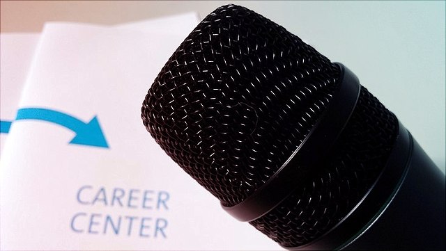 Mikrofon vor Programmheft des Career Centers