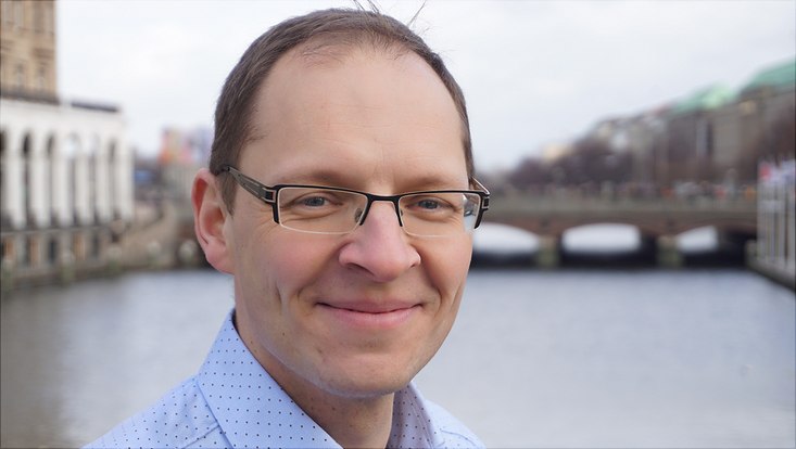 Dr. Nils Bernstein