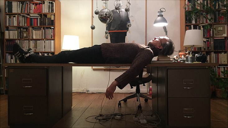 Der Seminarleiter liegt auf seinem Schreibtisch