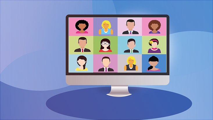 Das Bild ist eine Illustration eines digitalen Meetings. Man sieht einen Computer mit mehreren gezeichneten Personen im Bildschirm. Der Hintergrund ist blau.
