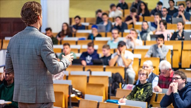 Vorlesung von Frank Steinike in einem Vorlesungssaal vor Studierenden