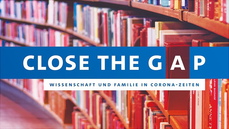 Auf dem Foto eines Bücherregals in einer Bibliothek ist ein blau-weißes Banner mit der Aufschrift "Close the Gap. Wissenschaft und Familie in Corona-Zeiten"