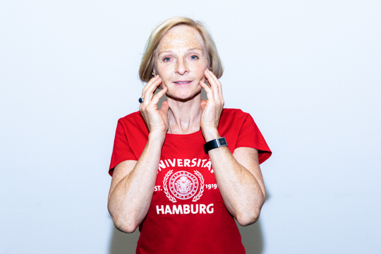 Head tapping Eye relaxation exercise Smoothing out: A person holds both hands at their face with their fingertips touching their cheeks.