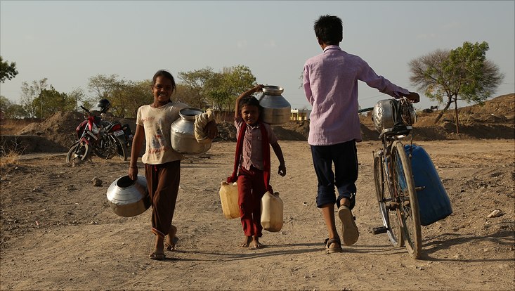 Kinder tragen Wasser in Afrika