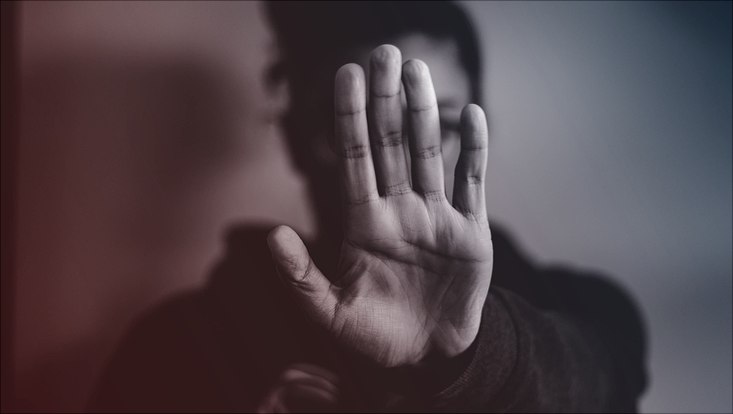 Hand zeigt Stop