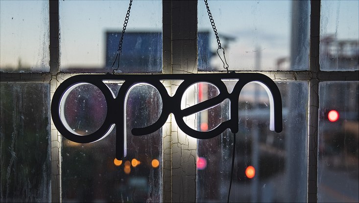 Schild open im Fenster